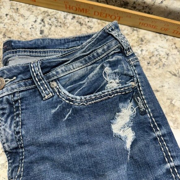 Silver Women's Suki Capri Jeans Size 18/L 22 1/2 Dark Wash Mid Rise Distressed - Picture 13 of 15